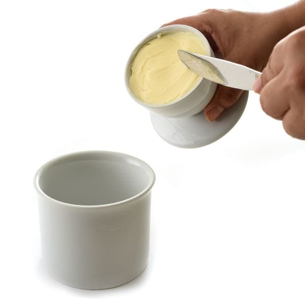 https://www.kooihousewares.com/cdn/shop/files/norpro-butter-dishes-norpro-white-porcelain-butter-keeper-29113216925731_grande.jpg?v=1690781941